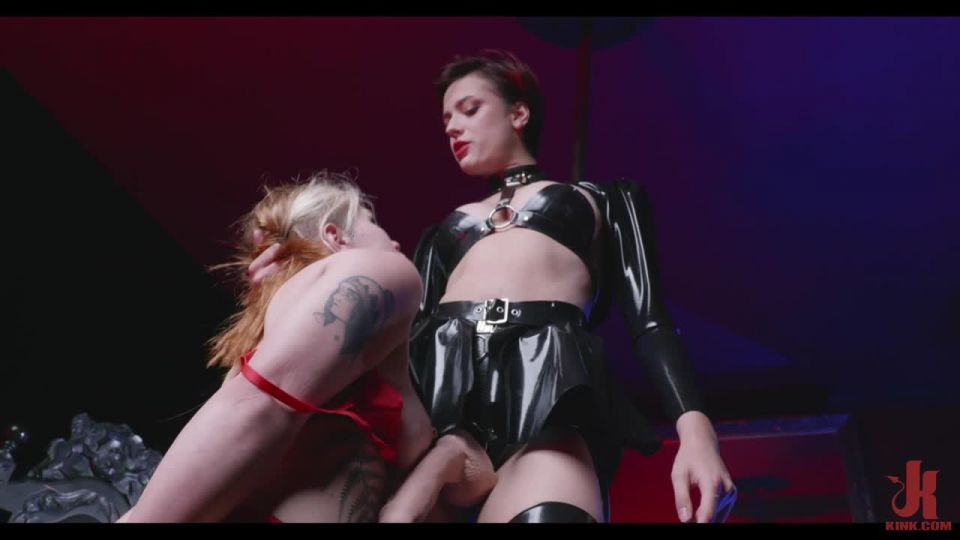 online video 26 chupando mierda rubia Kink – Castigo gigante: Lady Perse y Divina Eva, consolador en grandes tetas porno