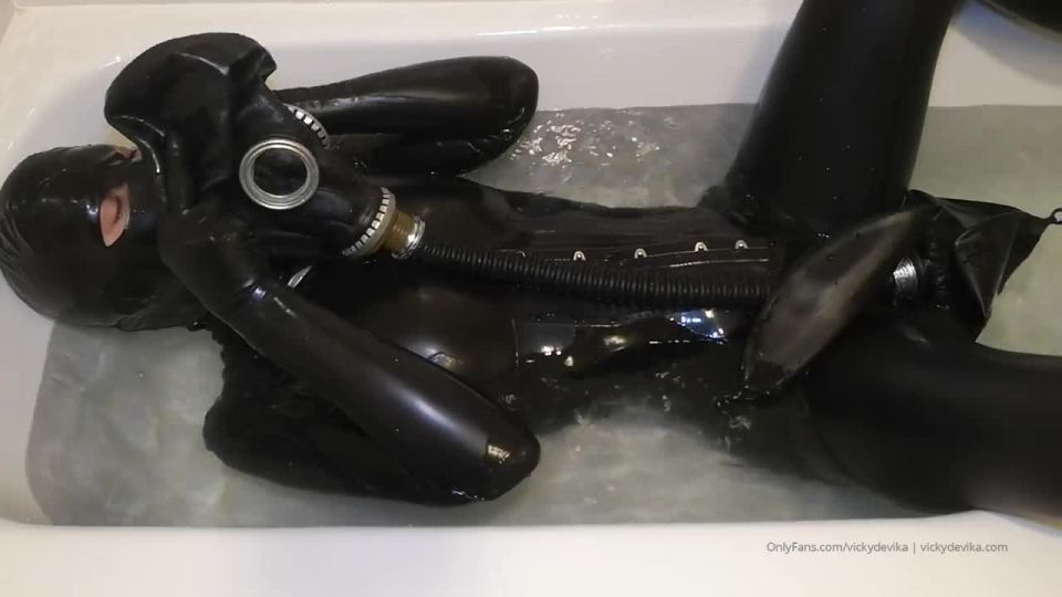 vicky d pbGas mask and rebreather bags underwater Part 1 of 2