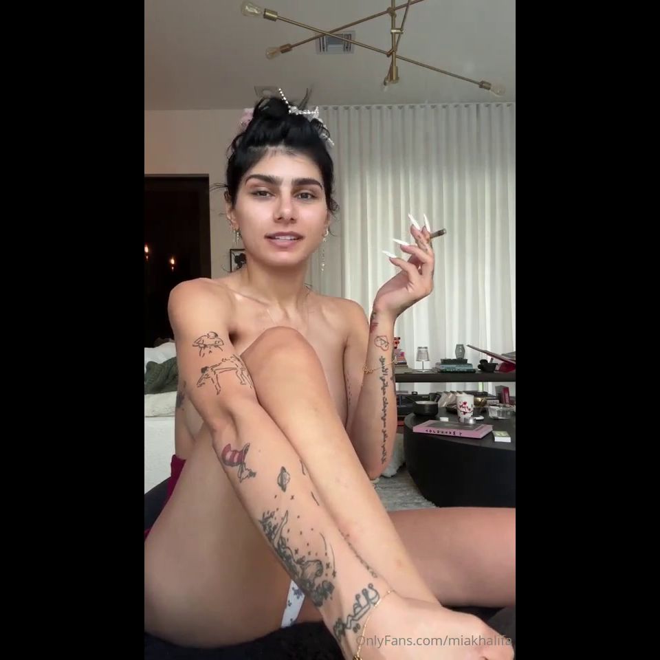 Mia Khalifa Topless Fumadores (Fumadores)