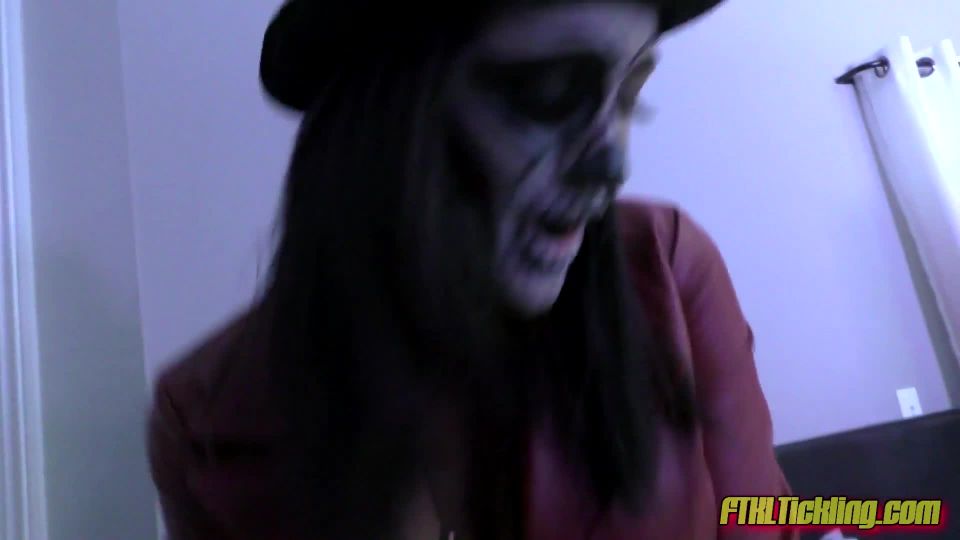FTKLs Halloween Especial cosquillas de la guerra de brujas Pt 1 FTKLs Pie Tickling Fantasías (Pies porno)