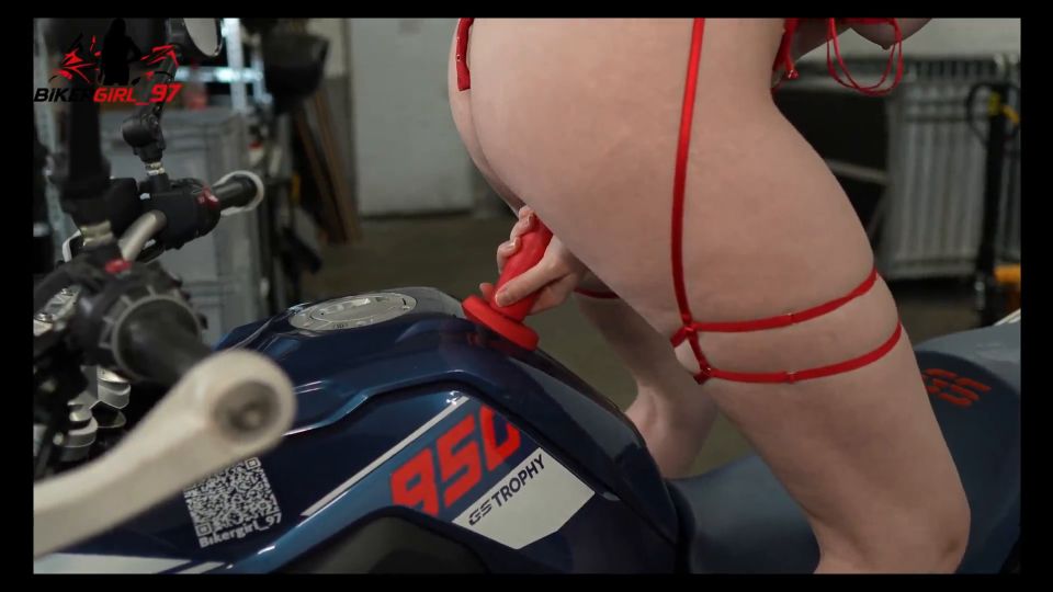 [K2S.CLUB] Bikergirl_97 - Mein Bike wird eingeritten! Geiler Teen Dildofick auf dem Bike - FullHD 1080P