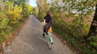 Bett Duett - UNCUT - Fahrrad Fick Tour mit meiner Freundin - Amateur