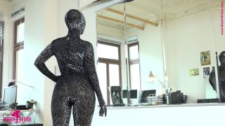 Sports exercises in latex and zentai.