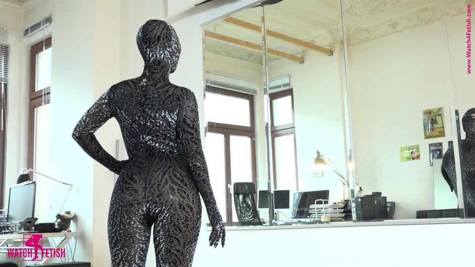 Sports exercises in latex and zentai.