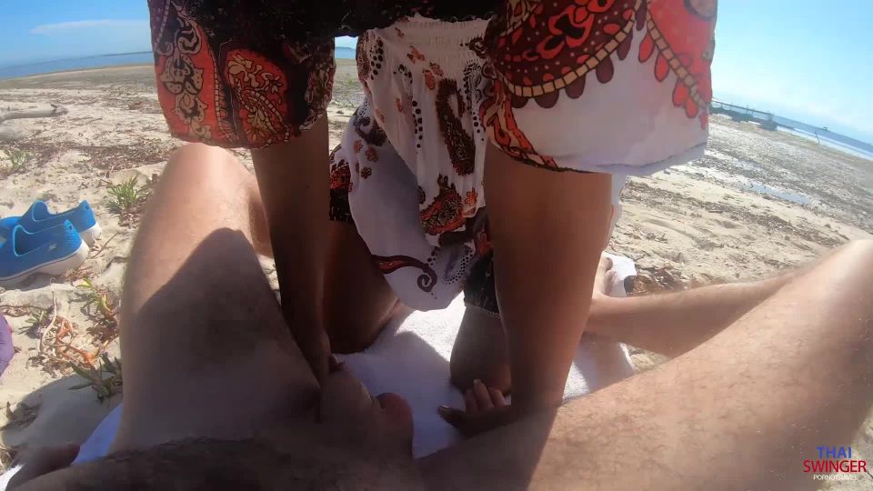 Amateur - puta tailandesa en amarillo Bikini mierda en el BEach (pornstar)