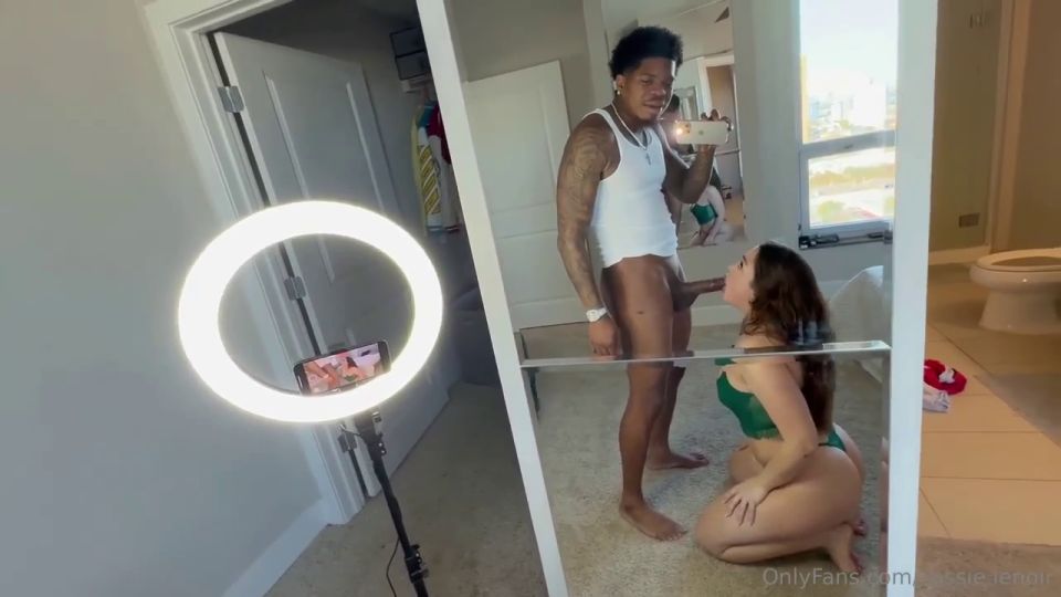 Cassie Lenoir Con Gucci Solo Fans de tercera pierna (Porno de Amateur)