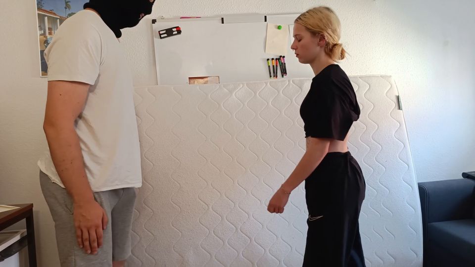 [K2S.CLUB] Bolas alemanas golpeadas - Emo Girl Ballbusting - 4K 1440P