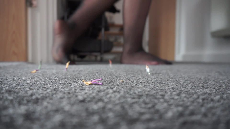 SashaCurvess - Gigante juega a esconderse y buscar con colegas encogidos - FullHD 1080P