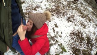 Bitch asks for cum in his mouth right in the forest and can no longer wait
