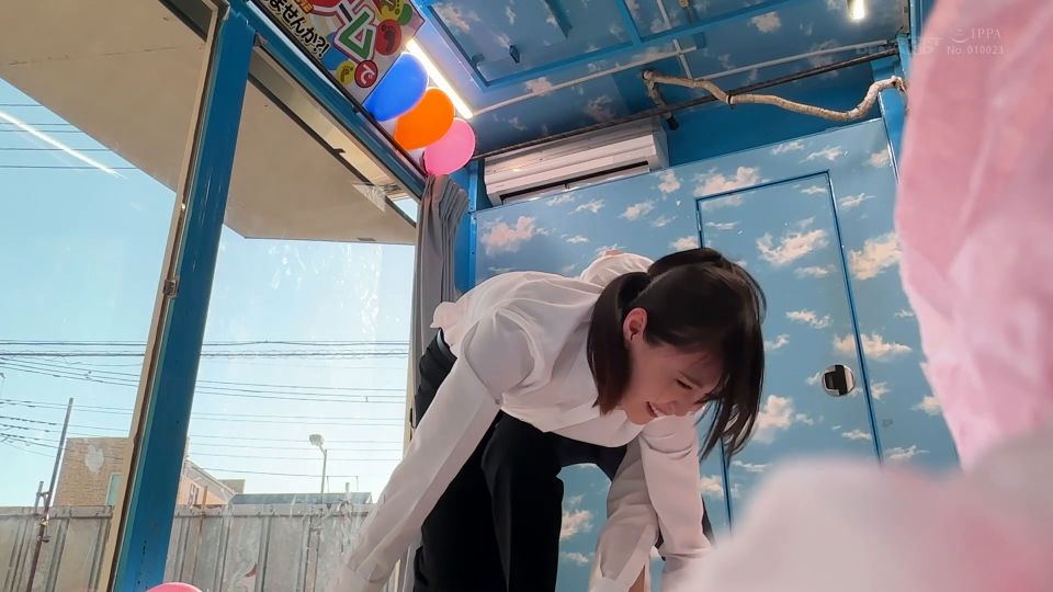Las estudiantes universitarias en trajes de reclutamiento con el objetivo de premio dinero jugar loción resbaladiza twister, cruzando la línea con compañeros de clase varones después de explicaciones de la compañía.