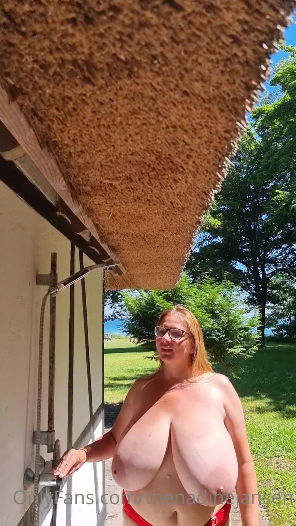 I Love To Shower Outside - UltraHD/2K1920p