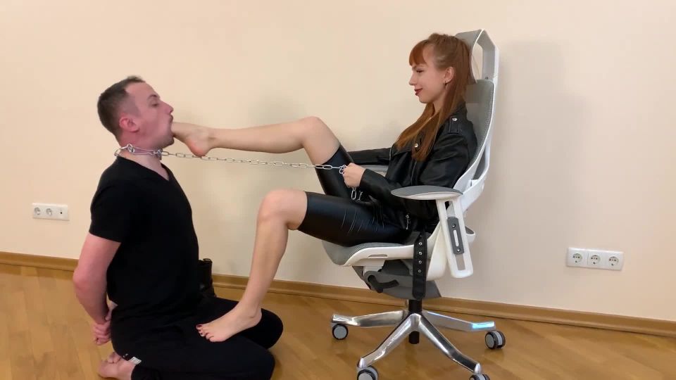 Pequeña princesa FemDom Pie gagging casi domina un esclavo encadenado (Porno femenino)