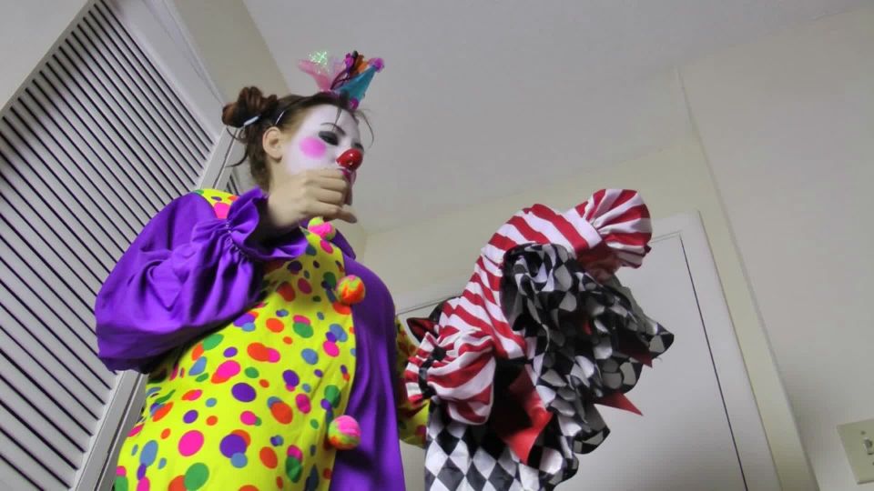 Kitzi Klown - Unaware giantess