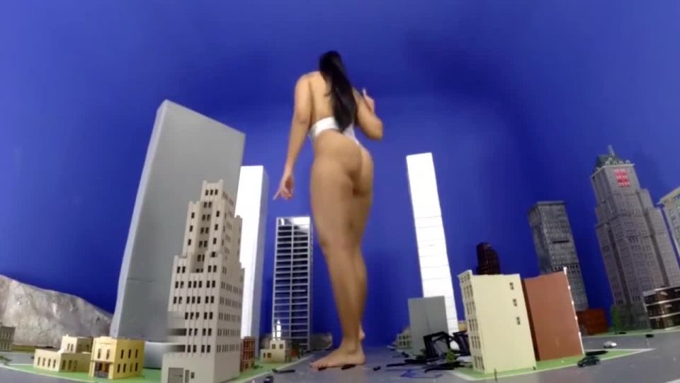 Giantess on the loose