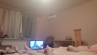 [Amateur] Сдала квартиру озабоченным девушкам, которых сняла на , когда они дрочили на порно