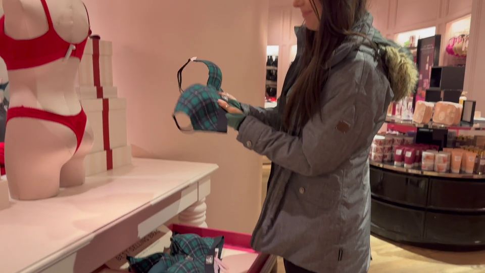 Nadia Foxx Serenity Cox y Nadia Foxx van de compras con vibras en! Lingerie pruebas, Orgasmos públicos + más!
