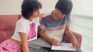 Julianapalvin Mi hermanastra me ayuda con mis clases de dibujo y termino tomándome el culo