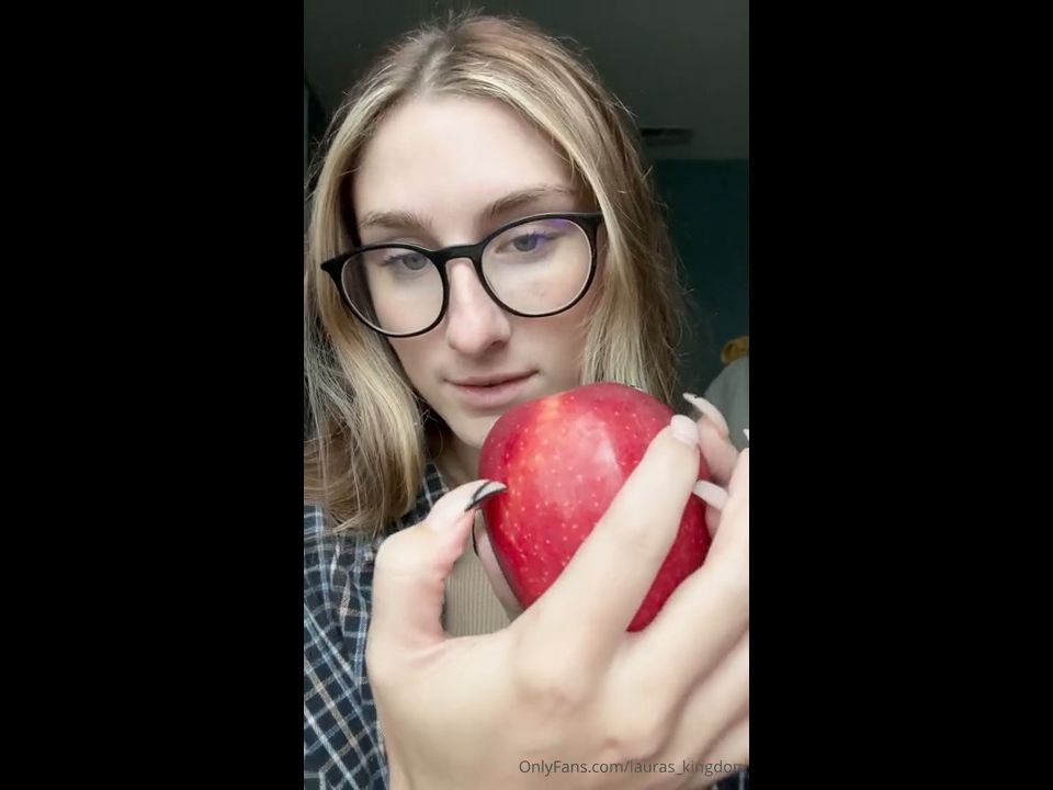 LaLaLaura aka lauras_kingdom - 08-01-2024 OnlyFans Video - Grace Apple Claw_9wkx video fetish LaLaLaura