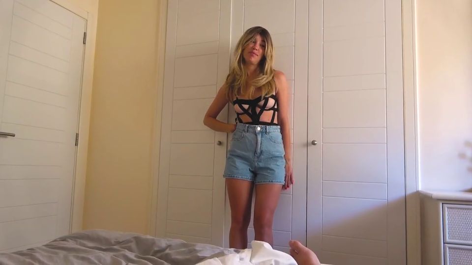 Fucked Beauty Through A Hole In New Denim Shorts And High Heels 720p