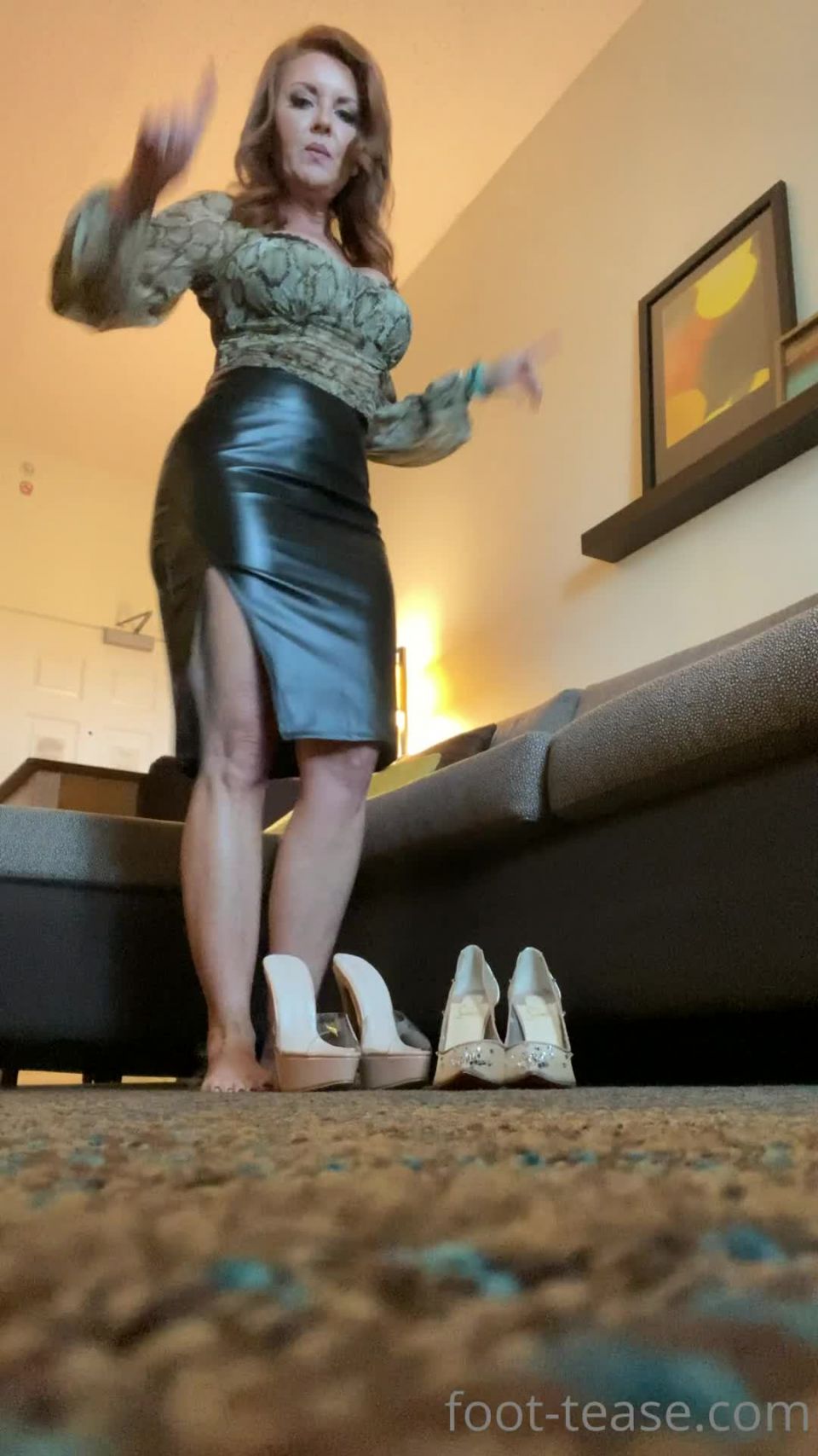 janetmasonfeet 16-09-2020-906376793-hmm-which-shoe foot 