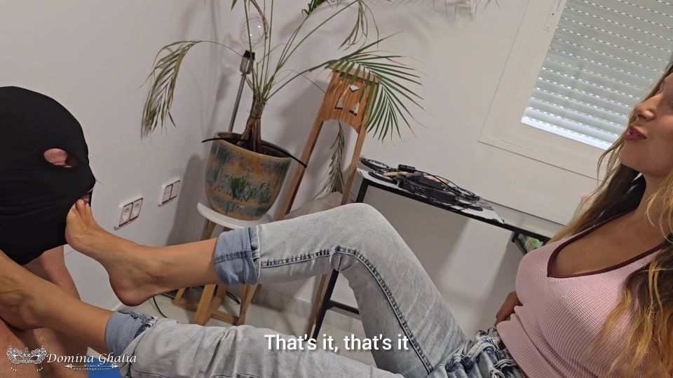 [K2S.CLUB] Peging y Fetiche de Pie Español - Domina Ghalia hace fetiche de pies en vaqueros - FullHD 1080P