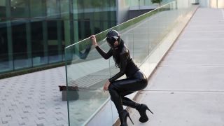 MarilynLatex Gatúbela de látex en traje de gato Corset y botas altas de muslo en público (mp4)