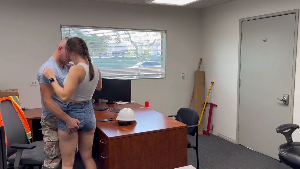 7171 Morena Sexy pasó el casting en la oficina para un nuevo...