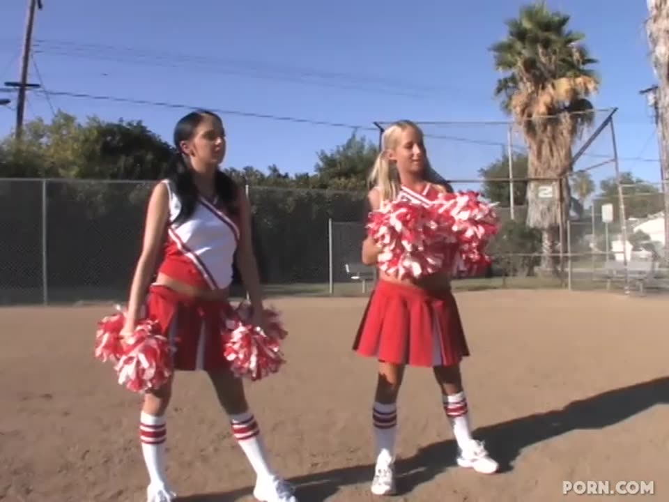 NosoInnocentTeens animadoras atractivas por favor mutuamente y un jugador de fútbol (Ashley Jensen, Stephanie Cane, 07 de noviembre de 2008) (mp4)