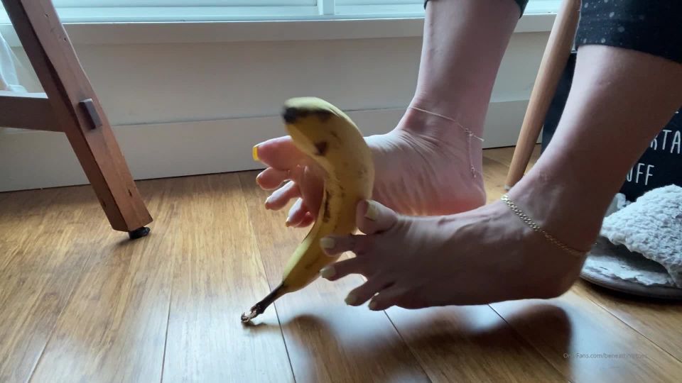 Beneathmytoes Who likes bananas - 03-03-2020 - Onlyfans