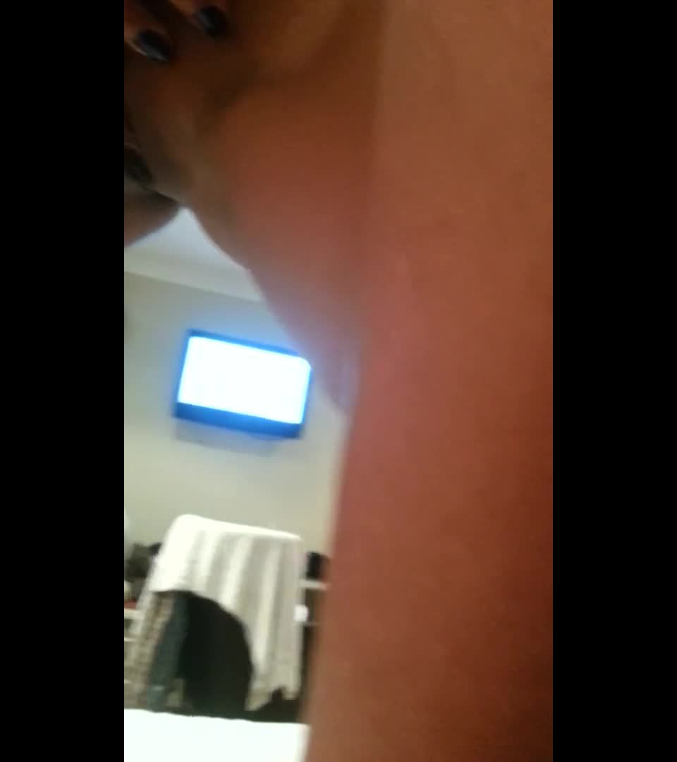 423804 Flaco asiático lindo da cabeza y paseos POV.