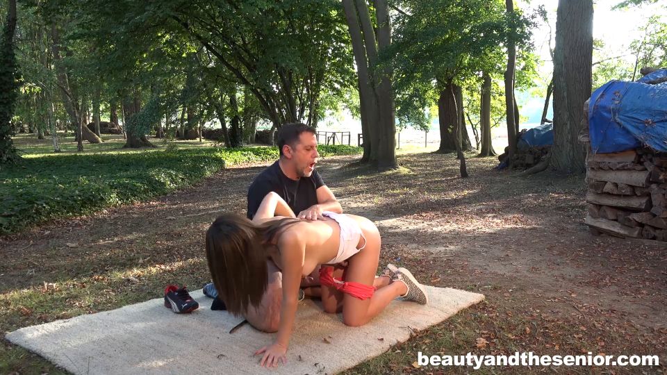 Gabriella Lati sexy adolescente follada por viejo hombre en el parque (Hot Babes)