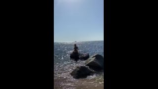 Daniela Blume () Danielablume - buenos das mi amor me vine a la playa muy temprano a nadar desnuda zoy 20-08-2020