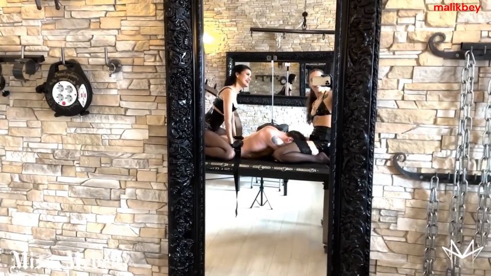 Jolie Berrie y la señorita Medea - Humillación de cosquillas con - FullHD 1080P