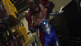 [SuperMisses.com] GIGP-63 Heroína gigante Serosa Parte 1 Actrenta de traje Detrás-020