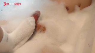 [GetFreeDays.com] Loulou Gives SockJob in Bath Sex Film April 2023