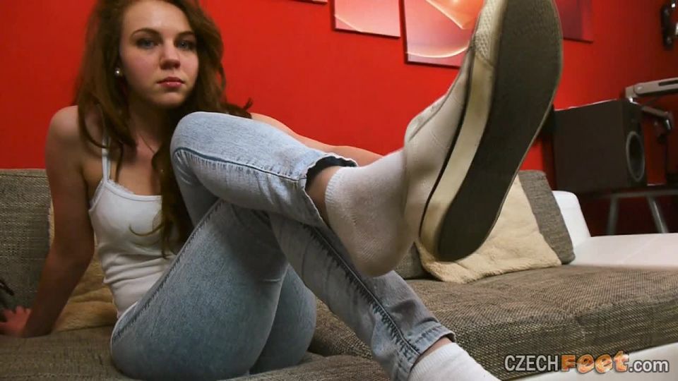 [Czechfeet] Krista T. - Bare feet & Shoes & Socks - 12/04/2016