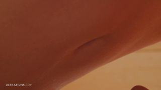 7197 dos hermosas chicas Astrid y Freya Mayer lamiendo cada una...