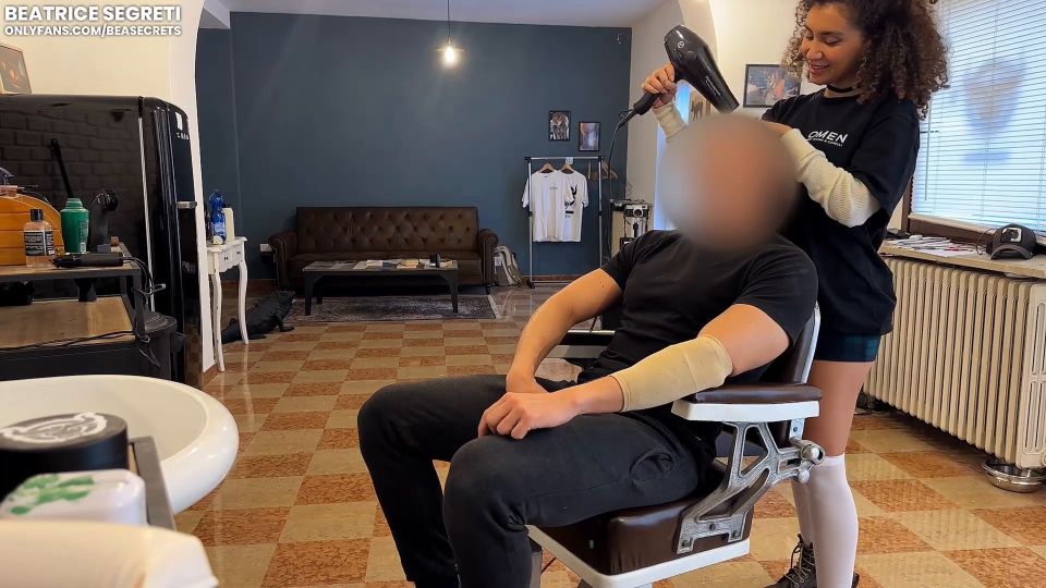 6268 Se corre en la garganta por la barbería, salté en su...