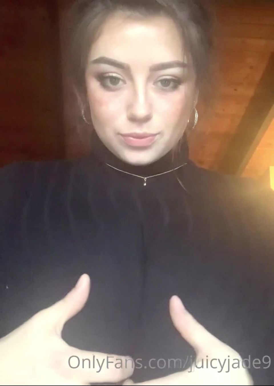 Lolosavo Showing her boobs2