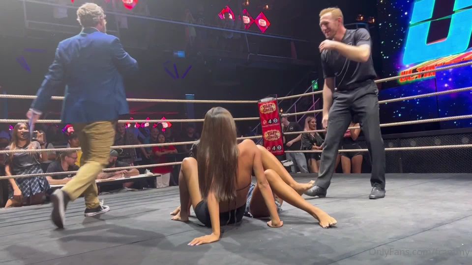 Frammy - yo lucha completa circo lucha contra Tina Espero que ustedes disfrutaron de la corriente nos sentimos cachondos 06-11-2022