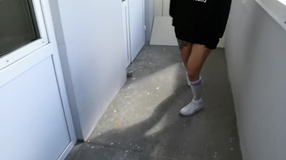 Cachonda nena conseguir mierda en la escalera en edificios - público