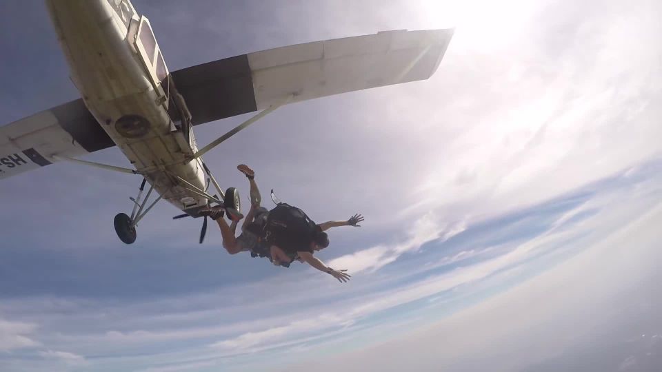 Girl's boob falls out while skydiving