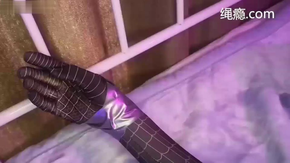 La chica del traje de baño se puso Spiderman.