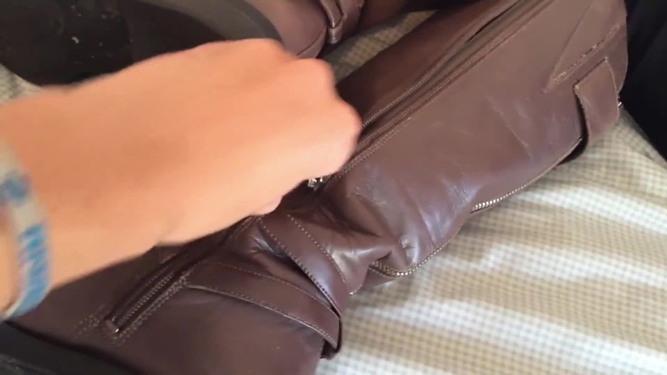 Sleepy asian girlfriend boots to bare soles - [Feet porn]