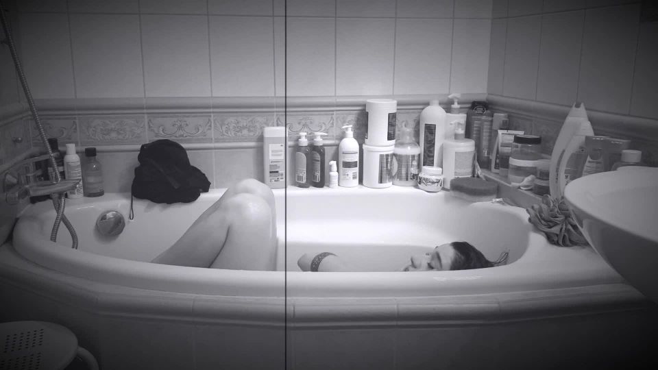 Jagoda Rall - Cztery pokoje - na opak wywrocone (2020) HD 1080p - [Celebrity porn]