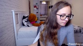 Chaturbate – MiaSunnyy – Nerdy Nextdoor Teen Masterbates en la cámara web!!!