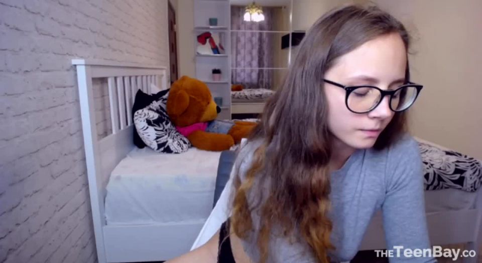 Chaturbate – MiaSunnyy – Nerdy Nextdoor Teen Masterbates en la cámara web!!!