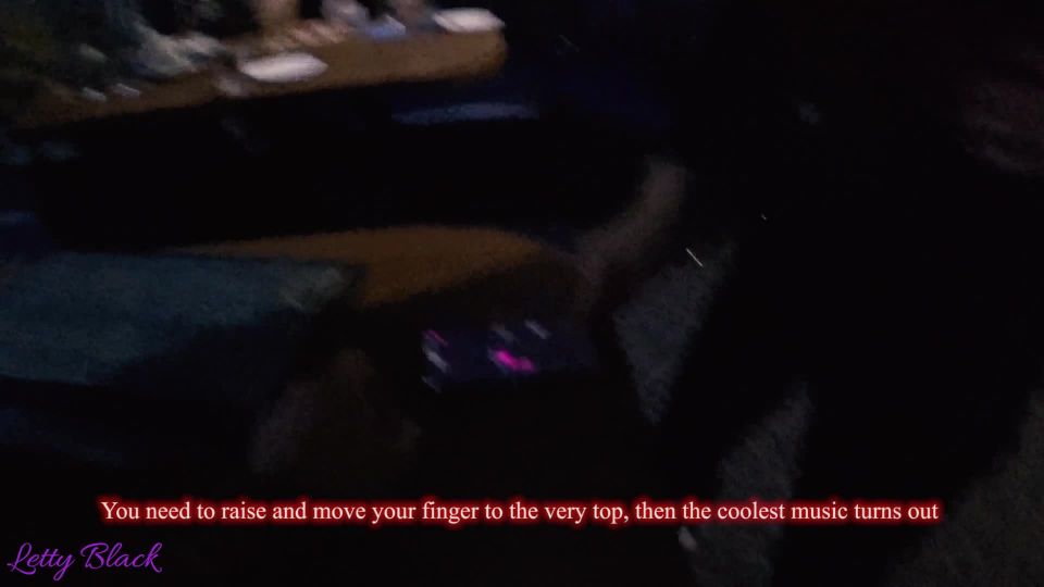 Vibrador remoto en bolos con amigos - público