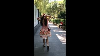 Double Horsetail lo girl on the street naked he dance