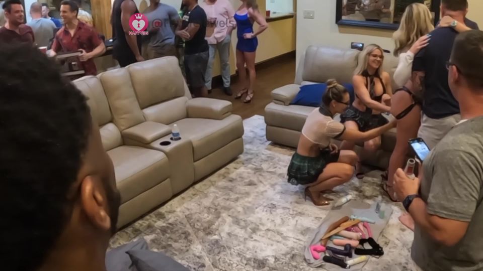 online video 5 FitwifeJewels – BTS – Hotwife Tour Dallas All Girl Orgy on orgy 